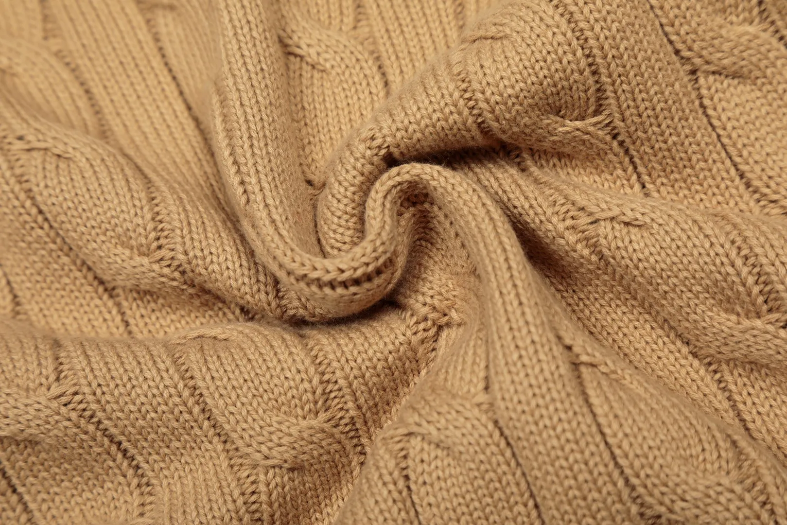 P260 Top quality" Style number: DS814# (not off the shelves all year round) [Ralph Lauren full zipper solid color pony embroidered logo twist knitted sweater jacket] ✅Ralph Lauren Ralph Lauren full zipper classic basic versatile style unisex couple knitted sweater autumn and winter coat ✅Main supplier platform live broadcast Wholesale entities Replacement when out of stock Not off the shelf ✅ZP quality 1:1 version Scan the code to enter the GF website Counter quality ✅Details and quality are the only one in Guangzhou. Imported quality cotton yarn focuses on high-end and cost-effective. Needless to say good quality. ✅The version is restored to the original order. The maximum size can be worn up to 200 pounds. Loose, comfortable and stress-free. ✅The upper body is simple and easy to match. A must-have item for ootd. Good-looking clothes are never picky. Recommended must-have items in the wardrobe. Size: S-XL. Color: Black and red, milky white, gray blue, khaki, navy red label, Ankora red.